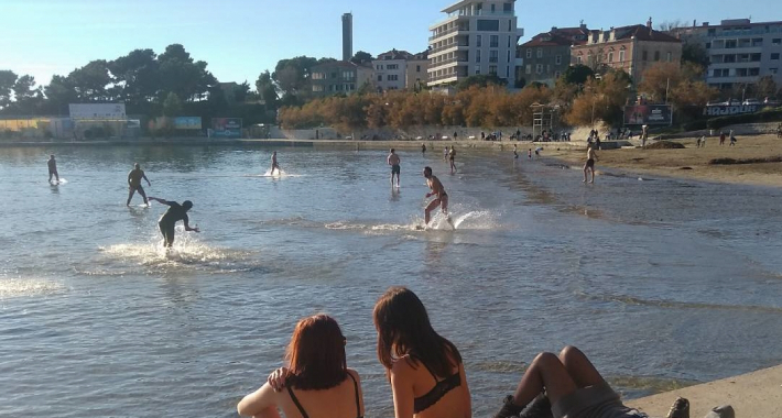 Spli Ani I Turisti Kupaju Se U Jadranskom Moru