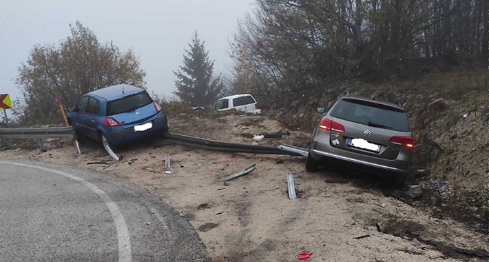 Nakon žestokog sudara najmanje tri automobila sletjela s ceste